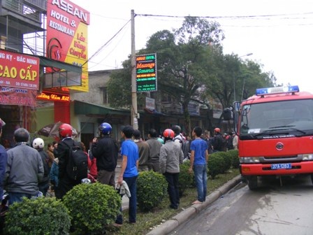 Cháy cửa hàng gia dụng, hàng trăm người náo loạn - 4