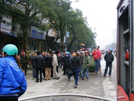 Cháy cửa hàng gia dụng, hàng trăm người náo loạn - 2