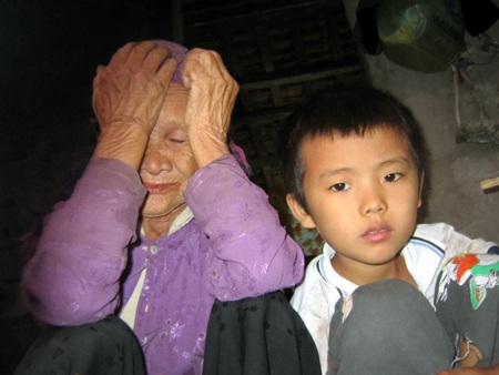 "Con chết cũng được, mẹ mua thuốc chữa cho bố" - 7