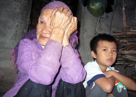 "Con chết cũng được, mẹ mua thuốc chữa cho bố" - 1