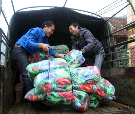 Những chiếc chăn ấm đến với đồng bào biên giới Việt - Lào - 1