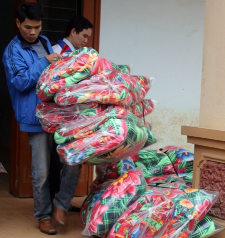 Những chiếc chăn ấm đến với đồng bào biên giới Việt - Lào - 2