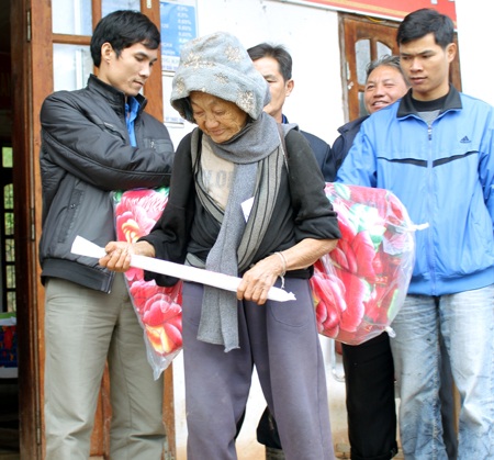 Những chiếc chăn ấm đến với đồng bào biên giới Việt - Lào - 6