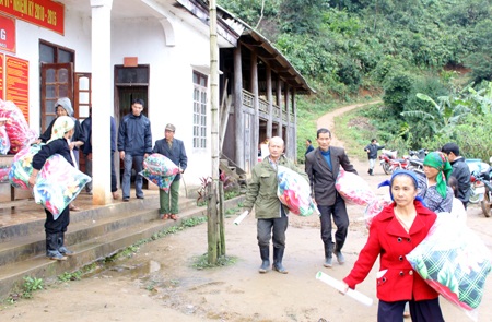 Những chiếc chăn ấm đến với đồng bào biên giới Việt - Lào - 5