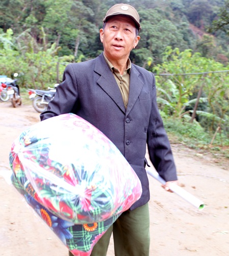 Những chiếc chăn ấm đến với đồng bào biên giới Việt - Lào - 4