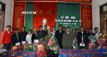 Những chiếc chăn ấm đến với đồng bào biên giới Việt - Lào - 3