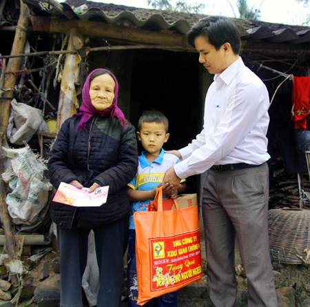 Những món quà đầu tiên đến với mẹ con chị Bùi Thị Mai kịp đón Tết - 2