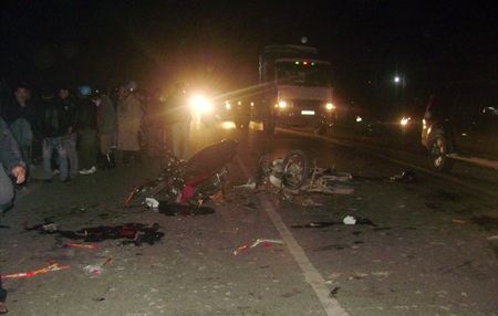 Xe máy đối đầu, 3 người chết tại chỗ - 1