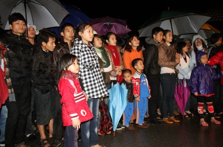 Đón giao thừa dưới mưa rơi tầm tã thành Vinh - 7