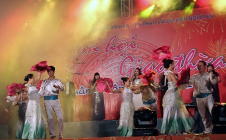 Đón giao thừa dưới mưa rơi tầm tã thành Vinh - 5