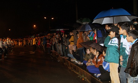 Đón giao thừa dưới mưa rơi tầm tã thành Vinh - 11