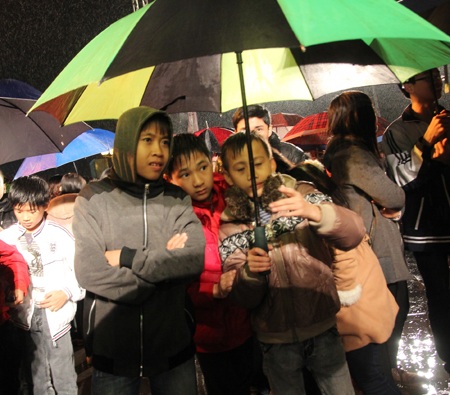 Đón giao thừa dưới mưa rơi tầm tã thành Vinh - 6