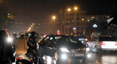 Đón giao thừa dưới mưa rơi tầm tã thành Vinh - 23