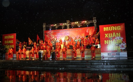 Đón giao thừa dưới mưa rơi tầm tã thành Vinh - 4