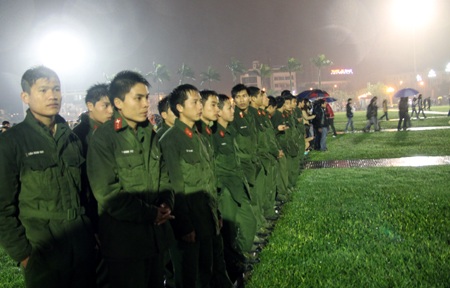 Đón giao thừa dưới mưa rơi tầm tã thành Vinh - 14