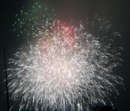 Đón giao thừa dưới mưa rơi tầm tã thành Vinh - 16