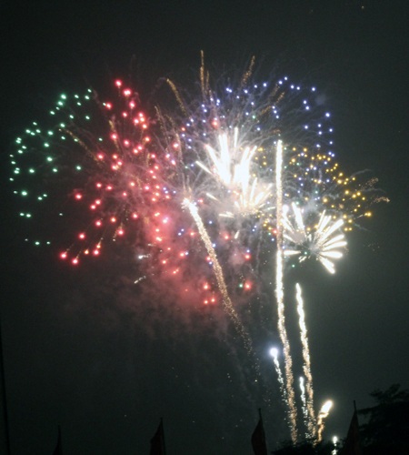 Đón giao thừa dưới mưa rơi tầm tã thành Vinh - 18