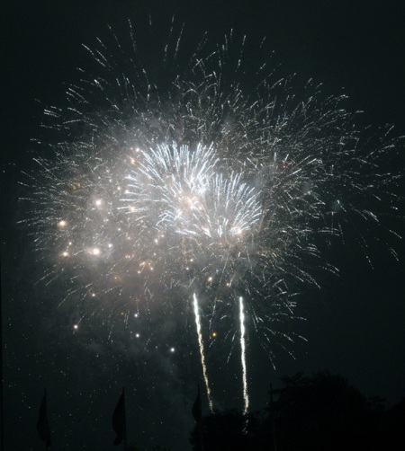 Đón giao thừa dưới mưa rơi tầm tã thành Vinh - 19