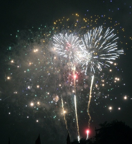 Đón giao thừa dưới mưa rơi tầm tã thành Vinh - 20