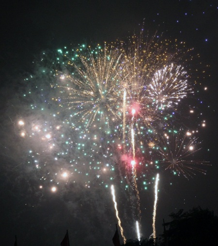 Đón giao thừa dưới mưa rơi tầm tã thành Vinh - 21