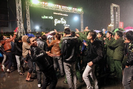 Đón giao thừa dưới mưa rơi tầm tã thành Vinh - 10