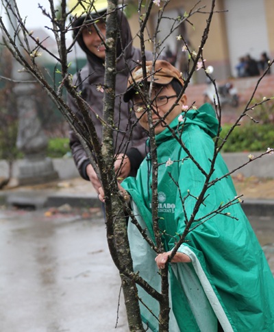 Những đứa trẻ mưu sinh trong giá lạnh trước giao thừa - 1