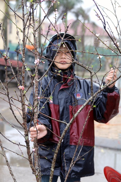 Những đứa trẻ mưu sinh trong giá lạnh trước giao thừa - 4