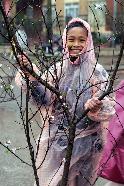 Những đứa trẻ mưu sinh trong giá lạnh trước giao thừa - 5