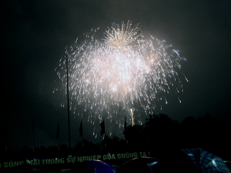 Mãn nhãn màn pháo hoa đêm giao thừa ở Quảng trường Hồ Chí Minh - 14