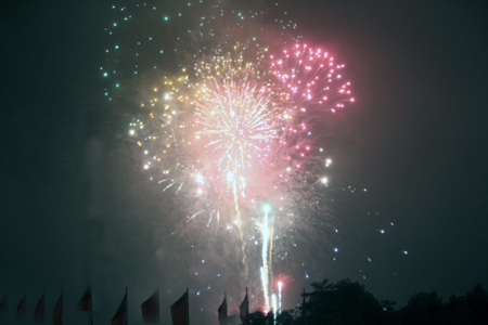 Mãn nhãn màn pháo hoa đêm giao thừa ở Quảng trường Hồ Chí Minh - 16