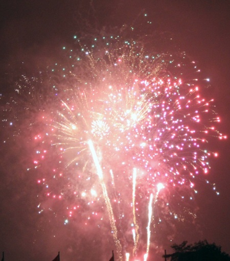 Mãn nhãn màn pháo hoa đêm giao thừa ở Quảng trường Hồ Chí Minh - 18