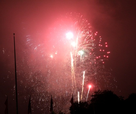 Mãn nhãn màn pháo hoa đêm giao thừa ở Quảng trường Hồ Chí Minh - 19