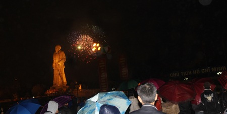 Mãn nhãn màn pháo hoa đêm giao thừa ở Quảng trường Hồ Chí Minh - 1