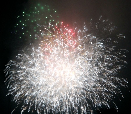 Mãn nhãn màn pháo hoa đêm giao thừa ở Quảng trường Hồ Chí Minh - 3