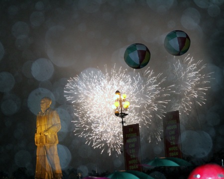 Mãn nhãn màn pháo hoa đêm giao thừa ở Quảng trường Hồ Chí Minh - 8