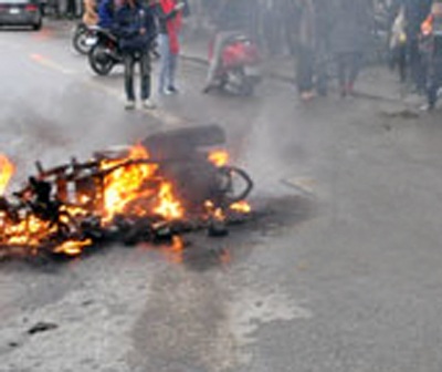 Xe máy bốc cháy đùng đùng trên phố ngày đầu xuân - 3