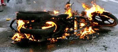 Xe máy bốc cháy đùng đùng trên phố ngày đầu xuân - 2