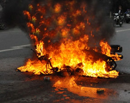 Xe máy bốc cháy đùng đùng trên phố ngày đầu xuân - 1