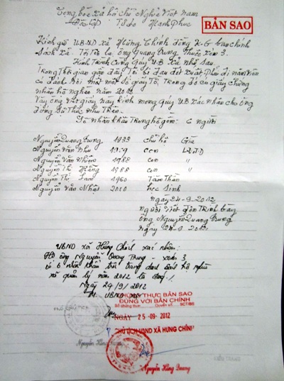 Thương cảnh cha già cặm cụi chăm con trẻ - 4 Gia đình cụ Trung luôn là hộ nghèo của xã Hưng Chính.