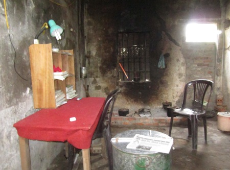 Thương cảnh cha già cặm cụi chăm con trẻ - 3 Góc học tập đứa cháu cụ Trung ở ngay cạnh bếp.