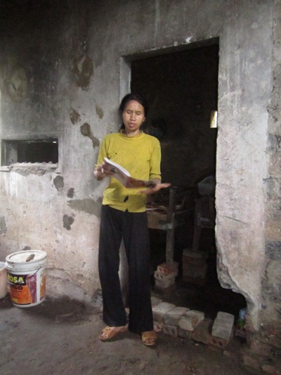 Thương cảnh cha già cặm cụi chăm con trẻ - 2 Cô con gái ngớ ngẩn của cụ Trung không có chồng nhưng cũng có một đứa con.