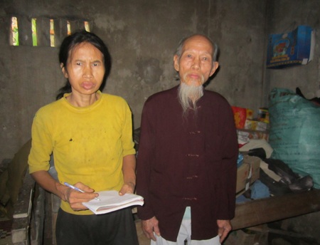 Thương cảnh cha già cặm cụi chăm con trẻ - 1 Cụ Trung cùng cô con gái ngớ ngẩn.