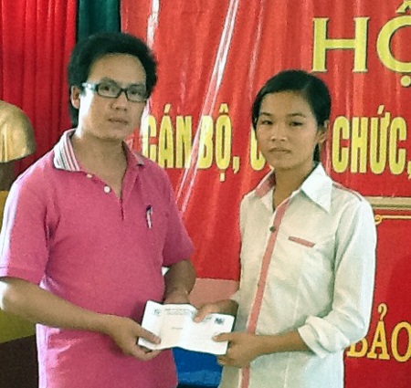 PV Dân trí trao 2 triệu đồng của giám đốc Công ty NTHH H.V cho em Nguyễn Thị Thắm.