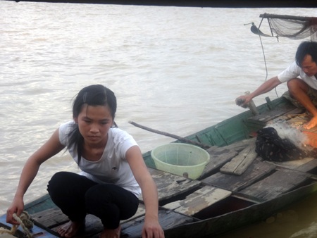 PV Dân trí trao 2 triệu đồng của giám đốc Công ty NTHH H.V cho em Nguyễn Thị Thắm.