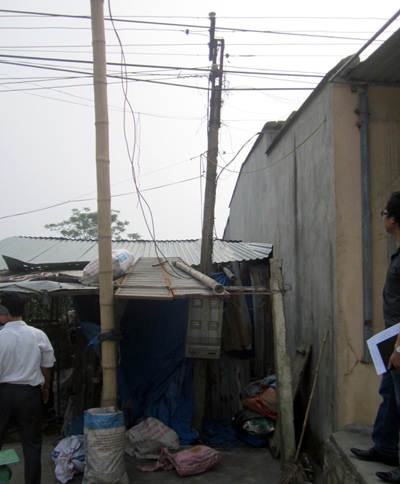 Hàng chục cột điện trên dòng 3 pha giây trần đã xuống cấp chưa được thay thế.