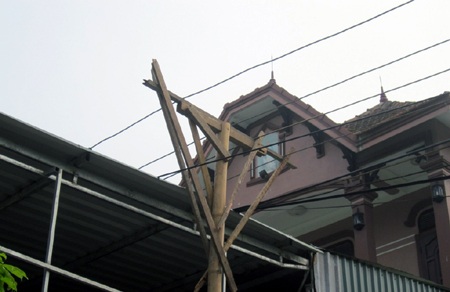 Nhiều chỗ khác cũng được dựng cột tre chống tạm...