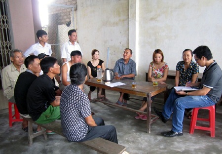 Người dân xóm Cầu Gãy trình bày nguyện vọng với PV Dân trí.