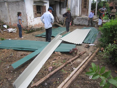 Cây cối, mái tôn... bị lốc giật bắn văng khắp nơi.