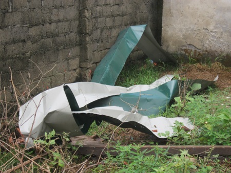 Cây cối, mái tôn... bị lốc giật bắn văng khắp nơi.