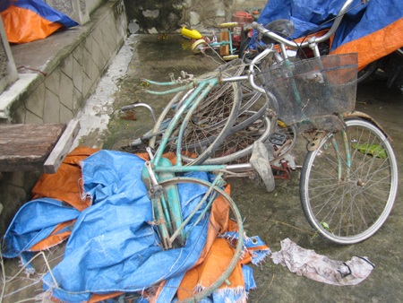 Tường đổ phá hỏng nhiều tài sản.